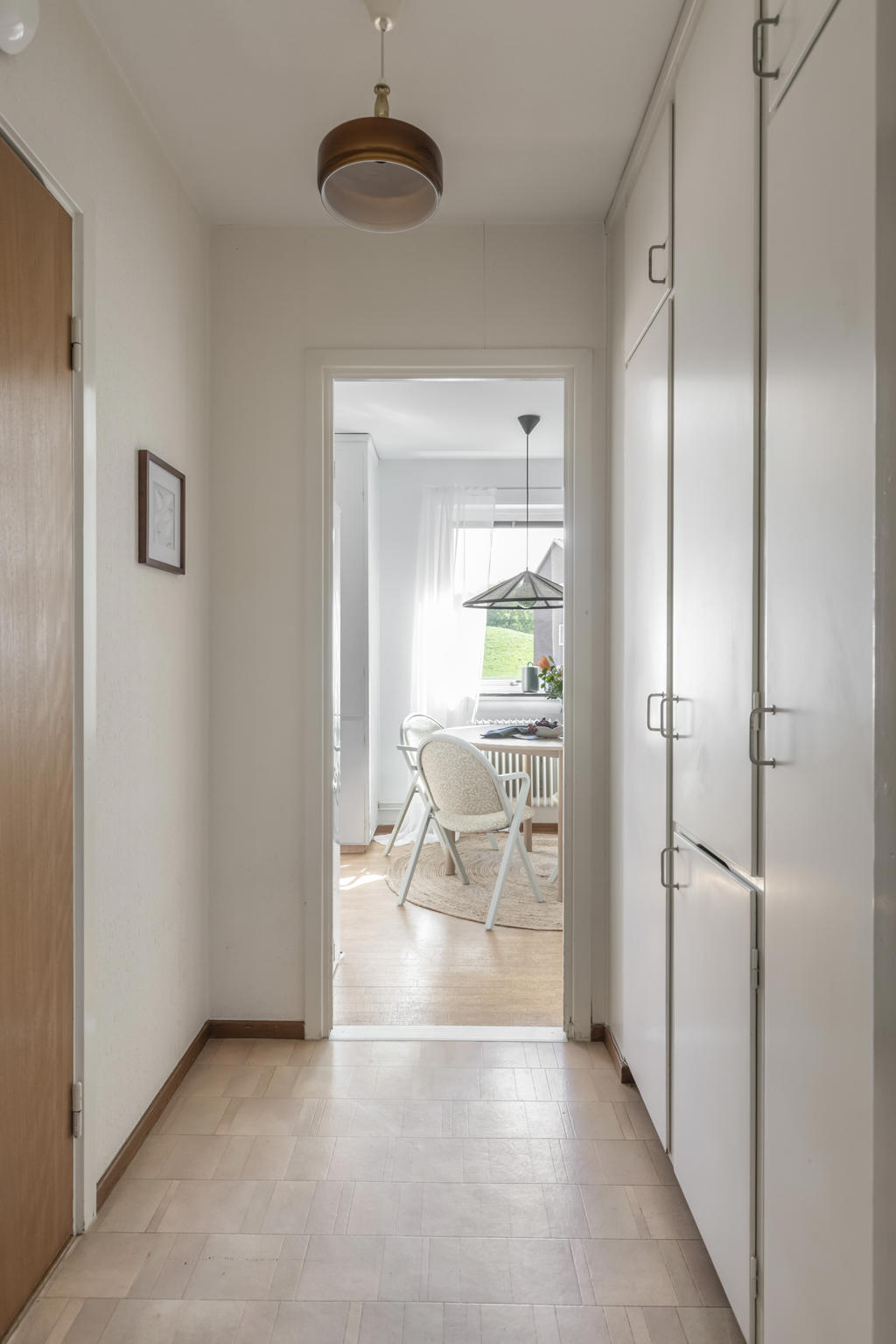 Platsbyggd förvaring i passage
