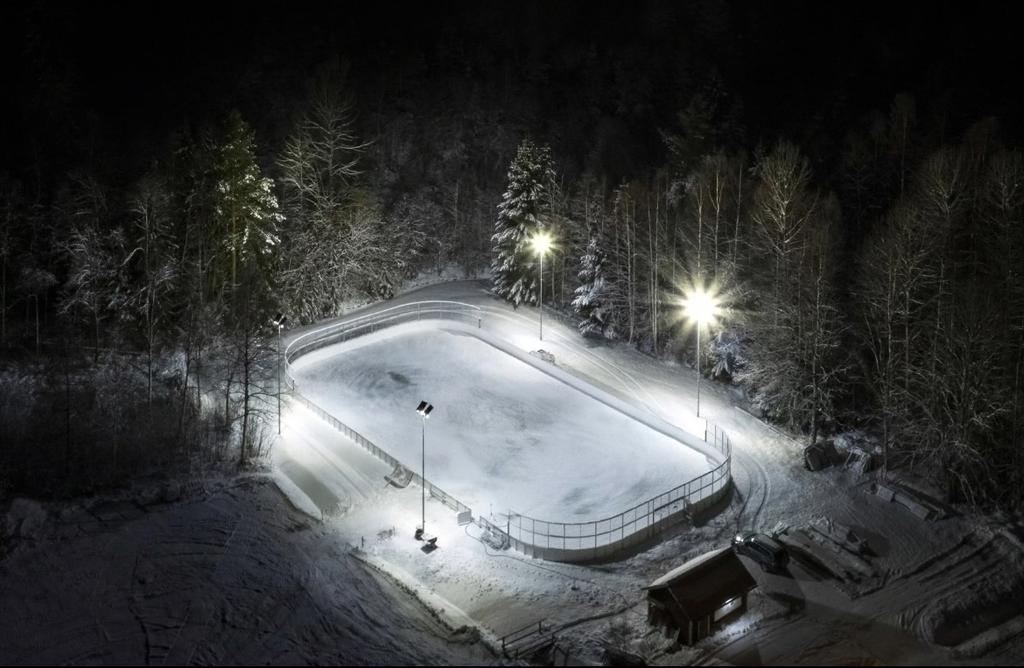 Inte långt från huset finns den populära hockeyplanen som används flitigt av alla barnen i byn och är en naturlig samlingsplats under vintern.