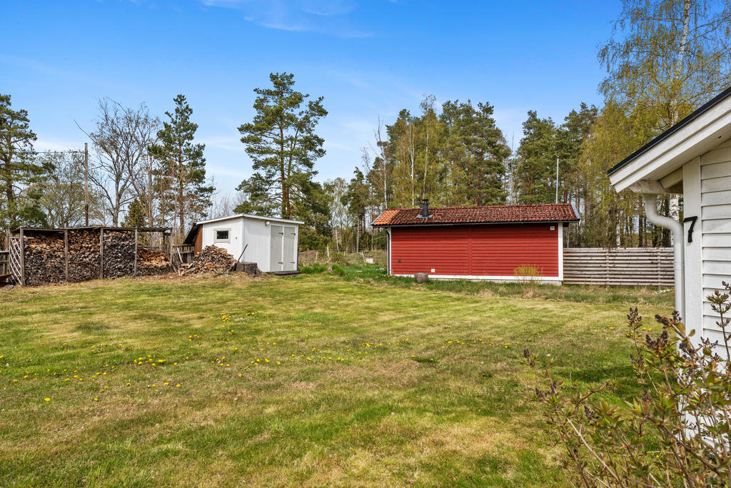 Tomtvy nordvästra hörnet av tomten. Det vita förrådet hör till detta objekt. Det röda tillhör grannen. 