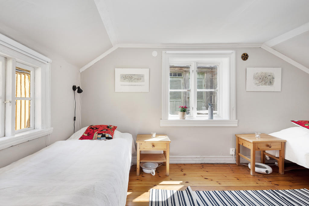 Sovrum med gott om plats till säng och förvaring