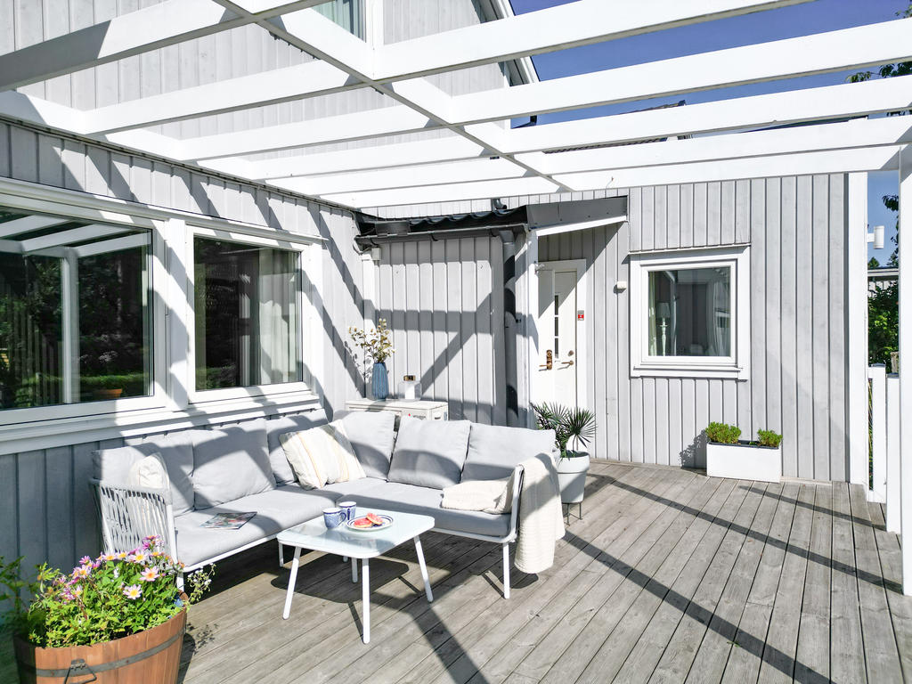 Framsida med härlig morgonsol, laddstolpe, garage, ja här finns allt.