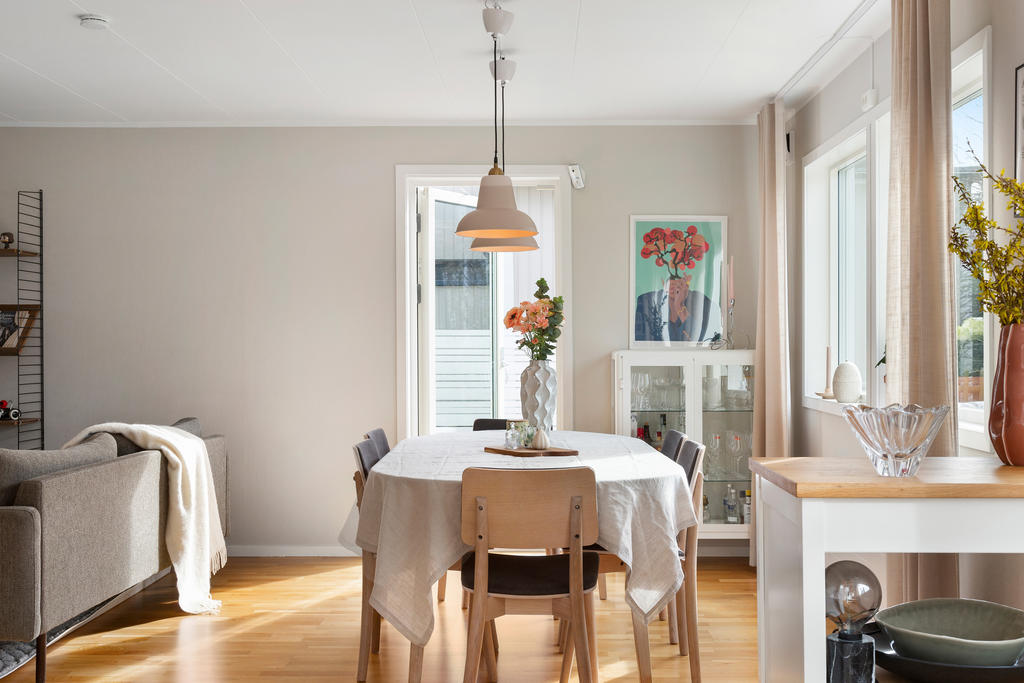 Matplats med utgång till terrass i kvällssol, och den perfekta trädgården. 