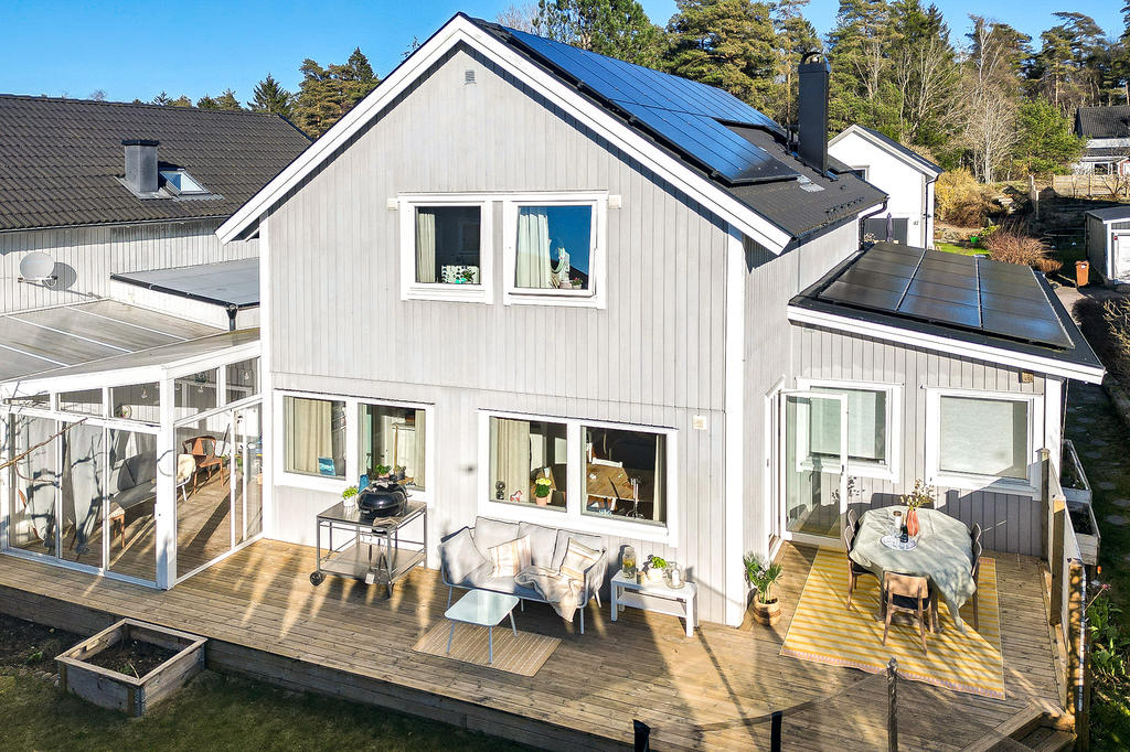 Solceller på både tak och garage. Uterum och stora altaner i kvällssol! Perfekta gräsmattan med plats för studsmatta. 