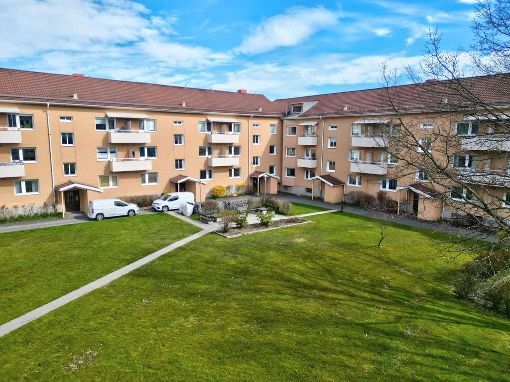 Utsikten mot gården och balkongen
