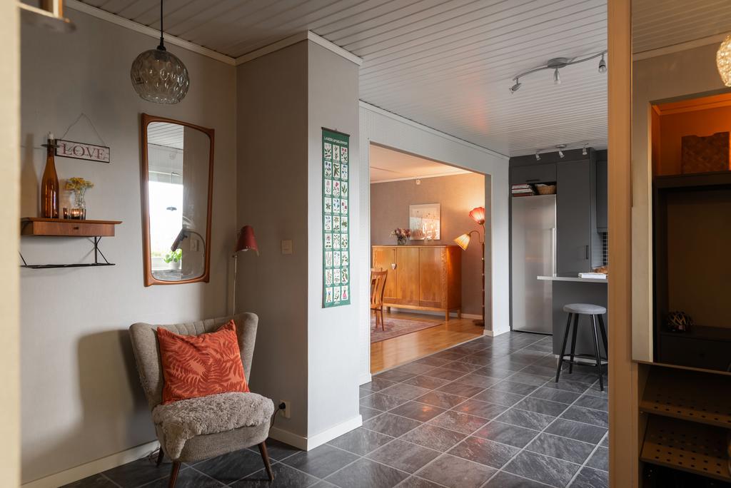 Vy från hall mot kök och vardagsrum