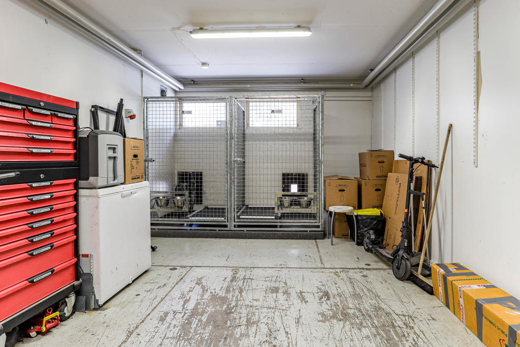 Garage med två hundburar