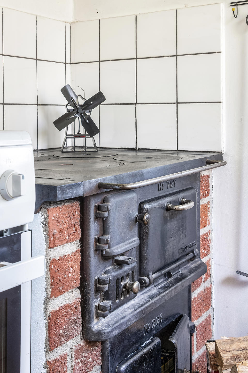 Vacker vedspis i kök