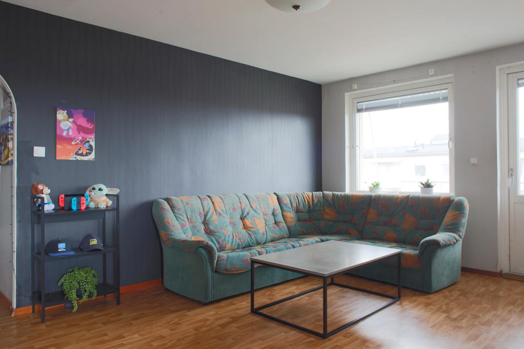 Plats för både soffa och övrigt möblemang i vardagsrummet