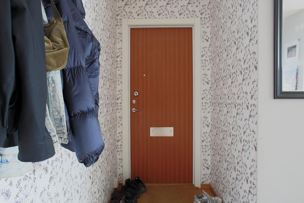 Ingång till hall med plats för klädavhängningsmöblel