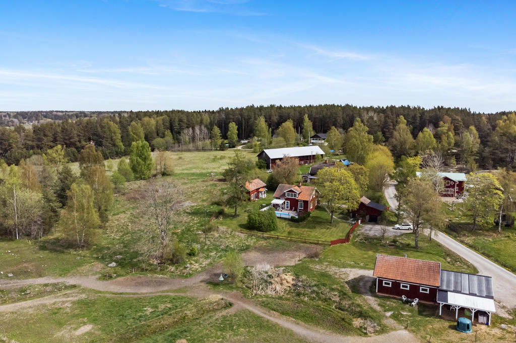 Huset, drängstugan och stallet