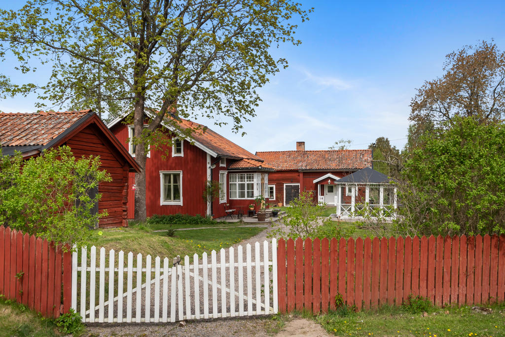 Idylliska rödfärgade byggnader