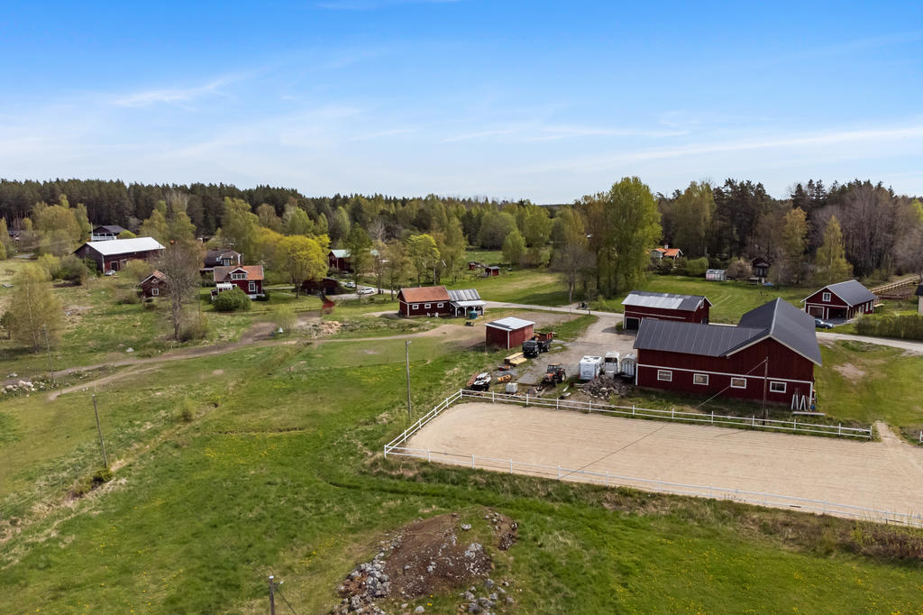 Ridbanan med belysning intill stallet