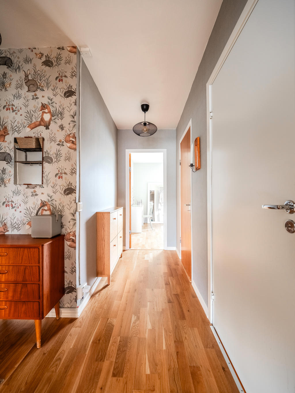 Inre hall med två rejäla förråd