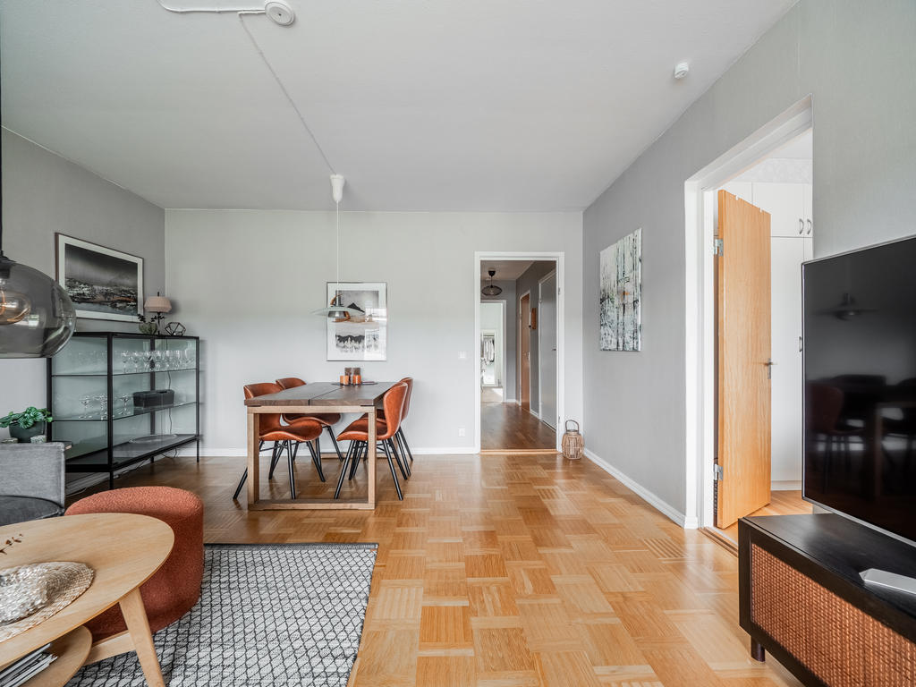 Vardagsrum med plats för soffa och matbord