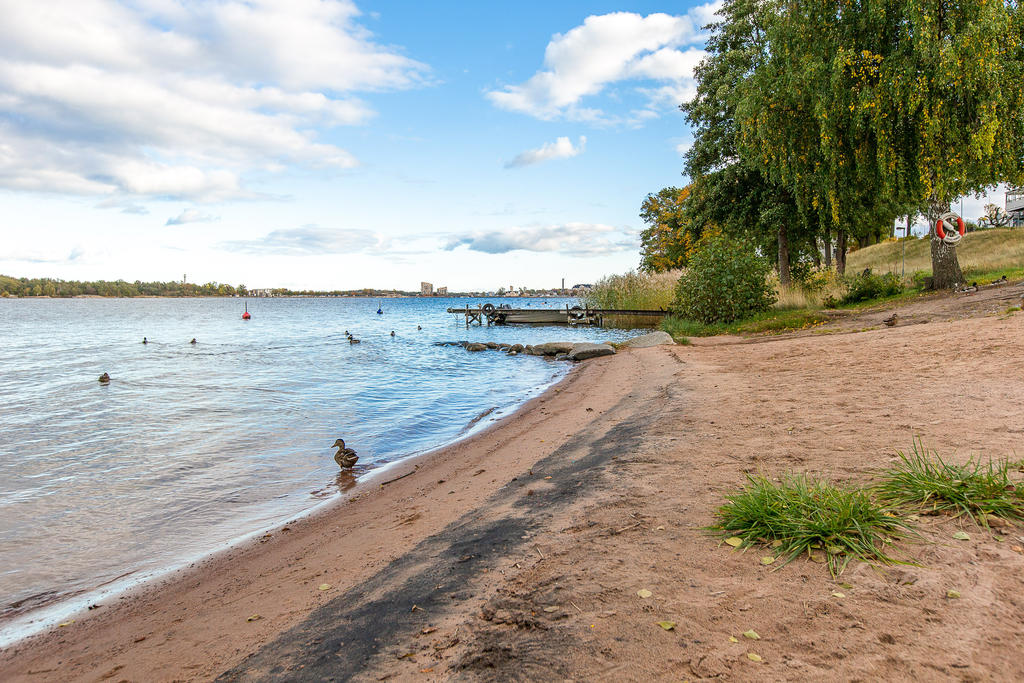 Badplatsen når du på mindre än en minut, och den natursköna strandpromenaden leder dig smidigt in mot centrum

