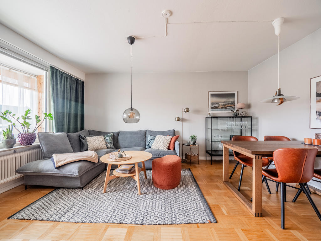 Rymligt ljust vardagsrum med plats för såväl soffa som matbord