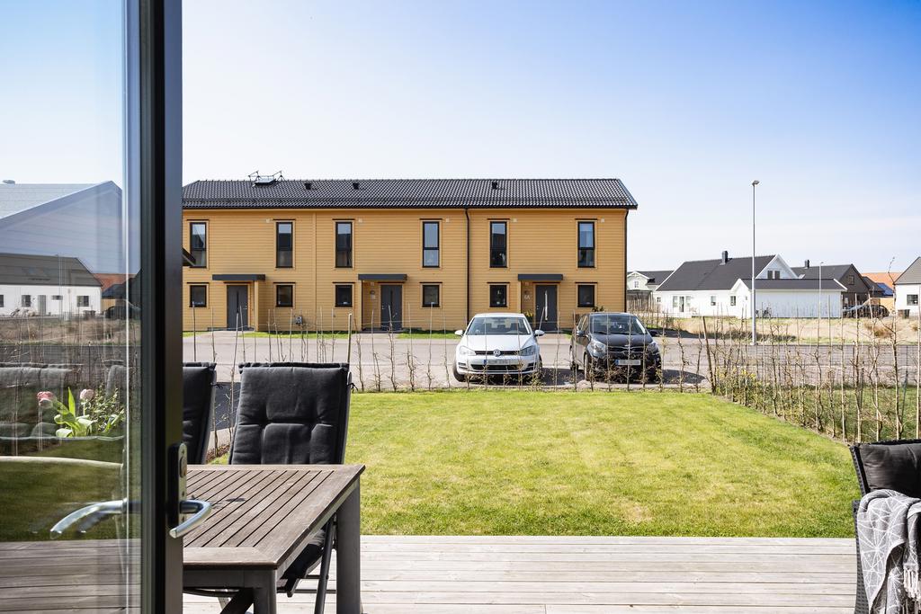 Uteplatsen på baksidan med viss del trall och viss del gräsyta