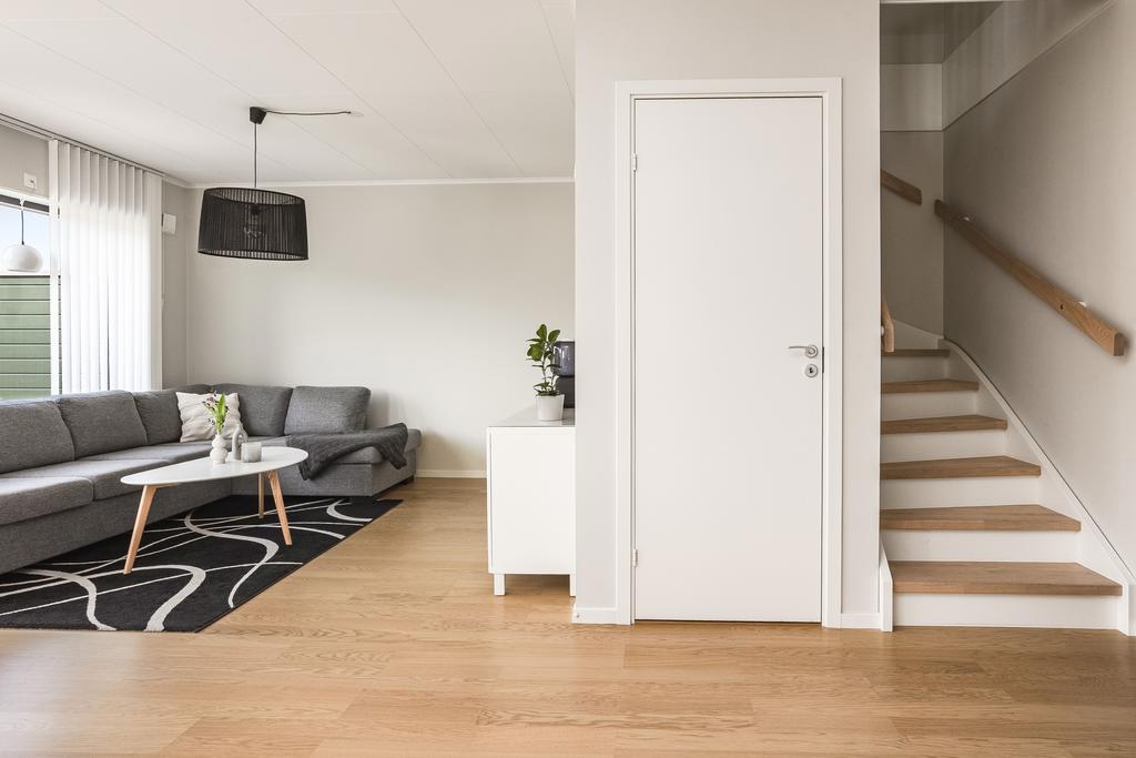 På entréplan finns det två förvaringsutrymmen, det ena ser ni dörren på bild och det andra nås från vardagsrummet