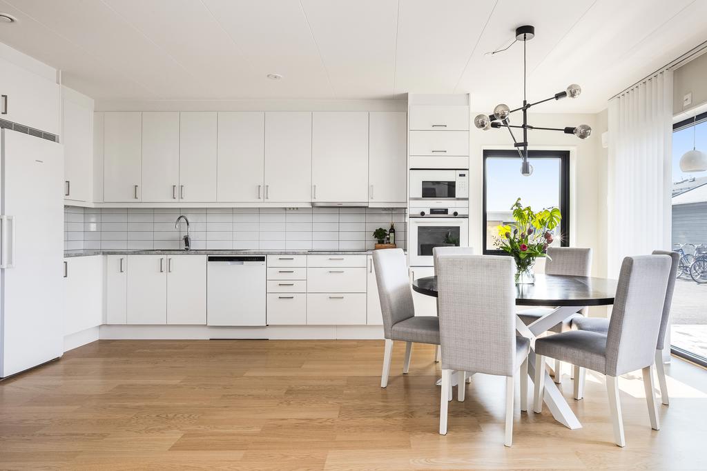 Här får ni en ljus och fräsch bostad med nybyggnadskänslan kvar!