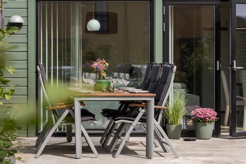 Rymlig uteplats med plats för både matgrupp och loungegrupp