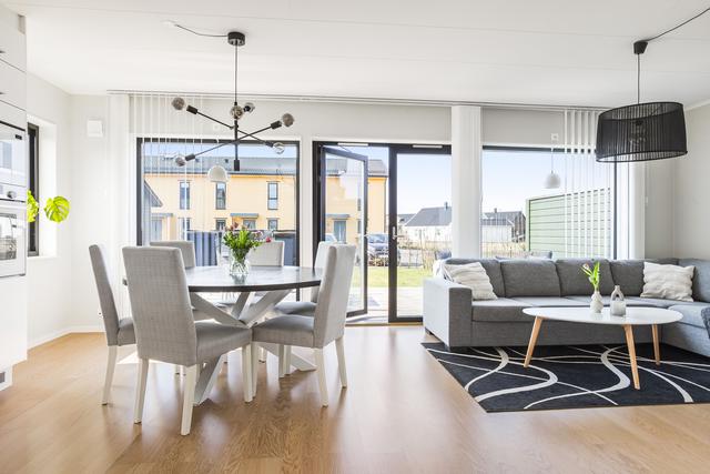 Modern öppen planlösning med gott om ljusinsläpp