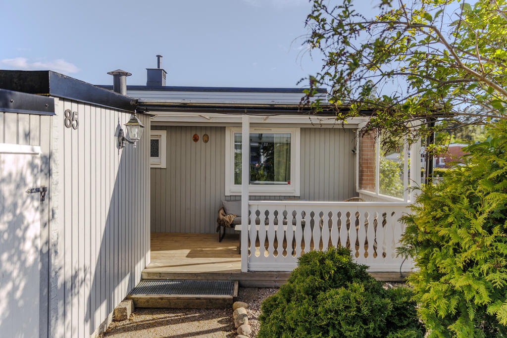 Huvudentré med anslutande uteplats