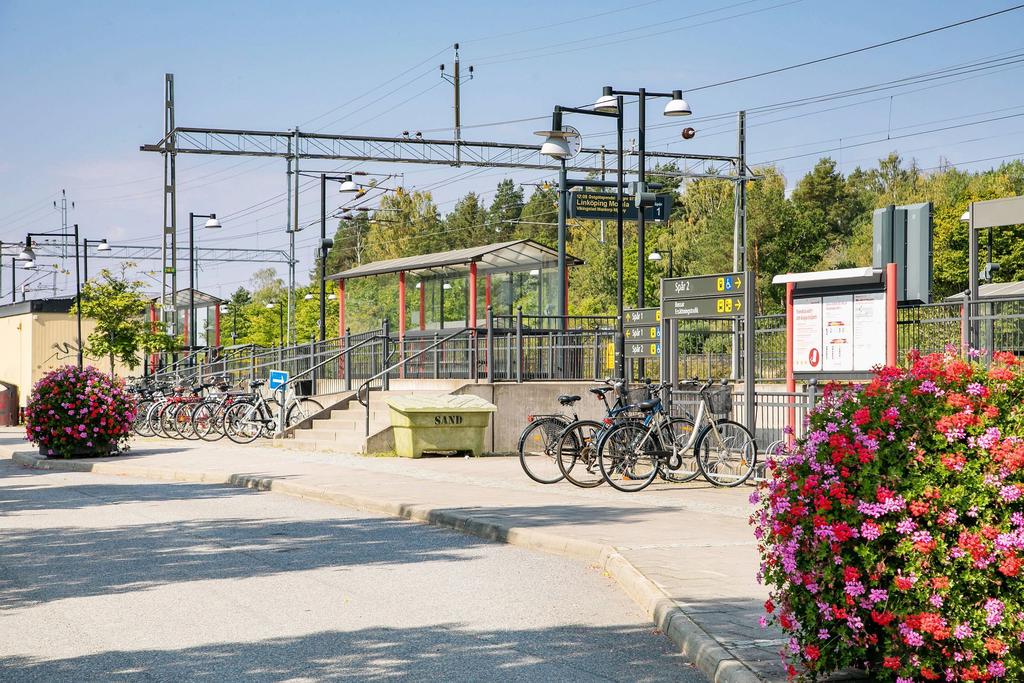 Pendeltågsstationen ligger 2 km från tomten