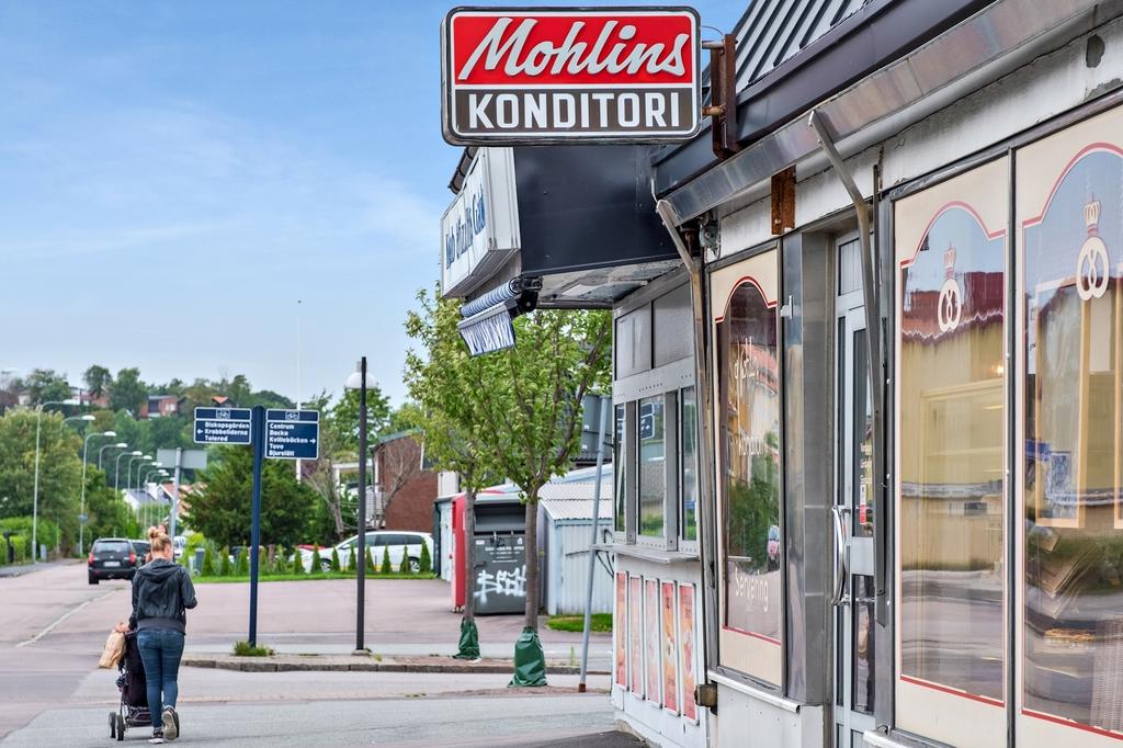 Populära Mohlins konditori finns endast en kort promenad från bostaden och här kan du köpa Hisingen godaste bakverk eller varför inte nybakade frallor till frukosten.  