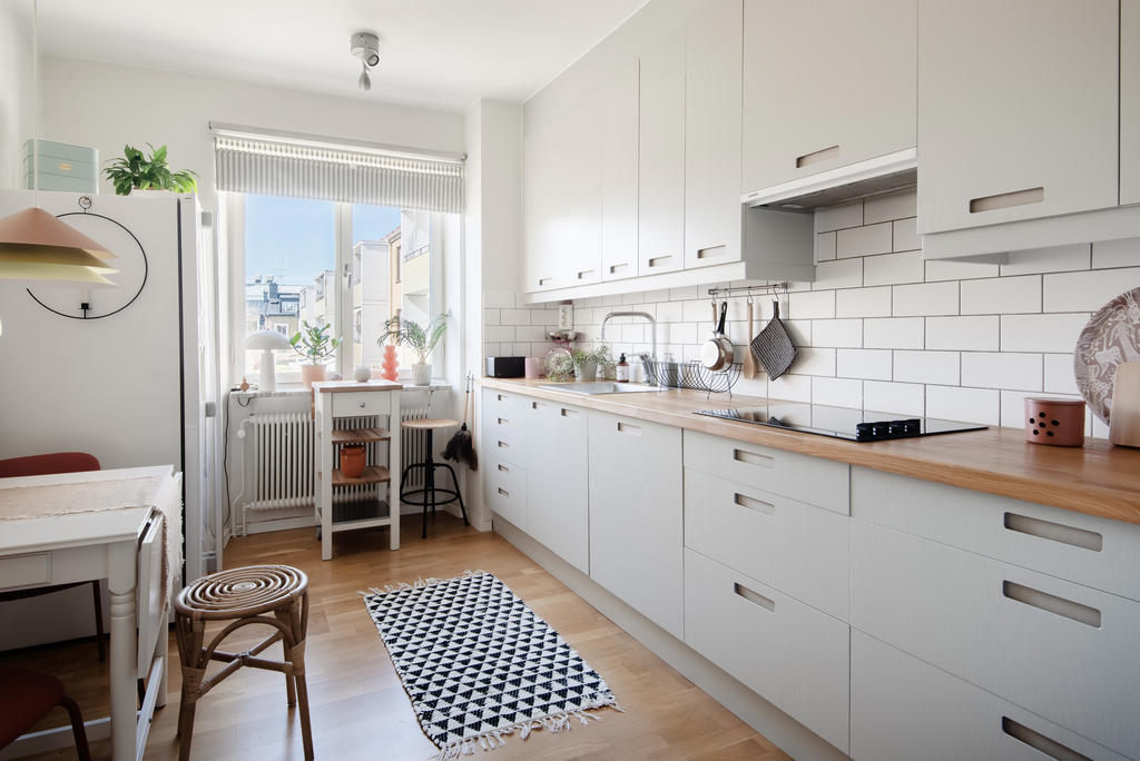 Tidlöst kök med grå släta skåpsluckor