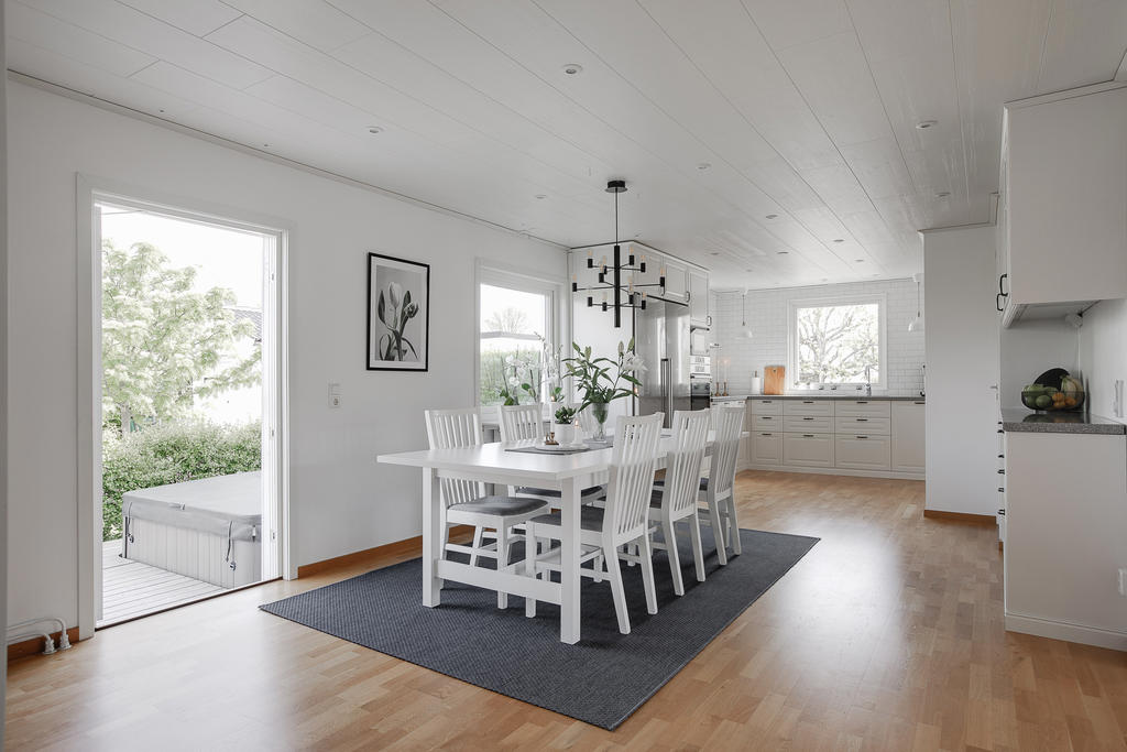 Utgång till trädäck och trädgård
