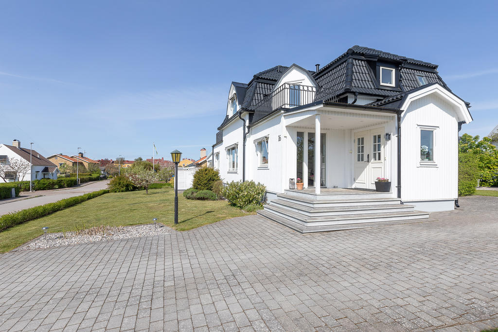 Rymlig stensatt uppfart