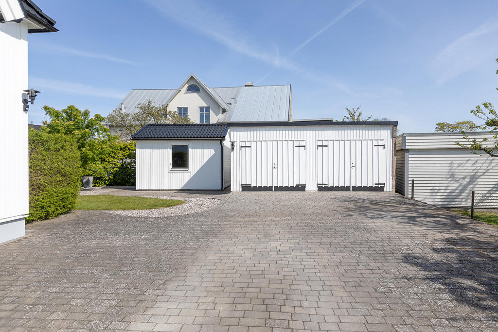 Dubbelgarage och trädgårdsförråd