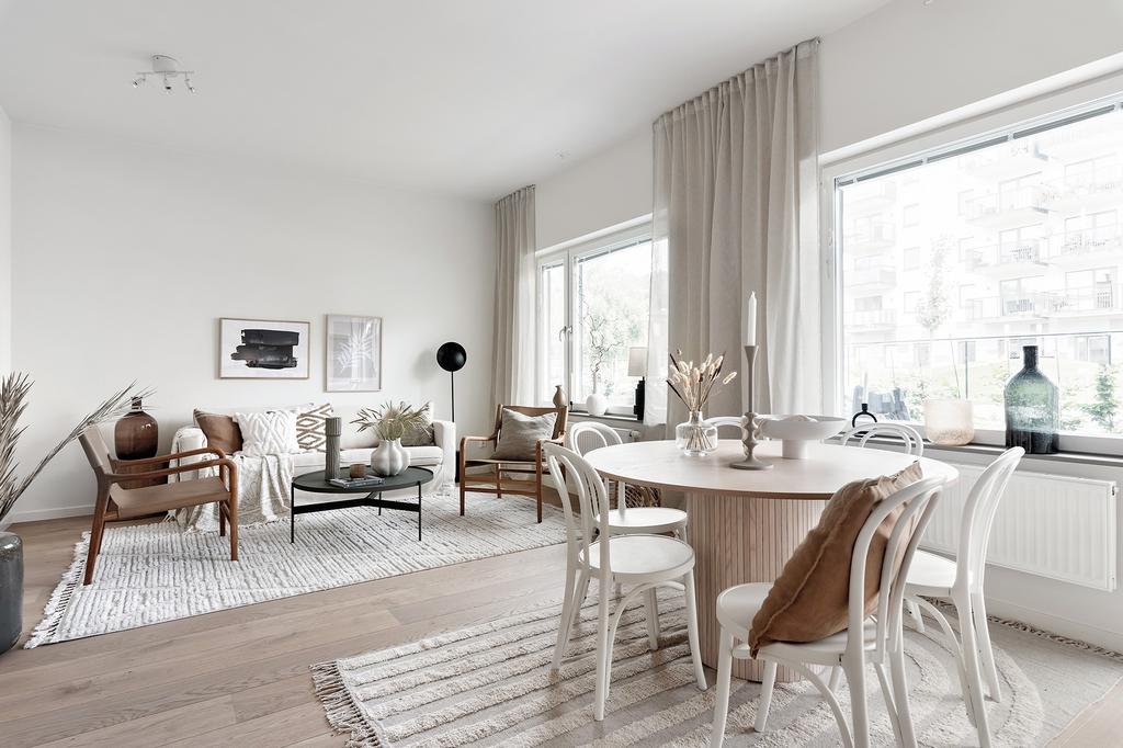 Lättmöblerat med plats för både soffgrupp och matmöbel.