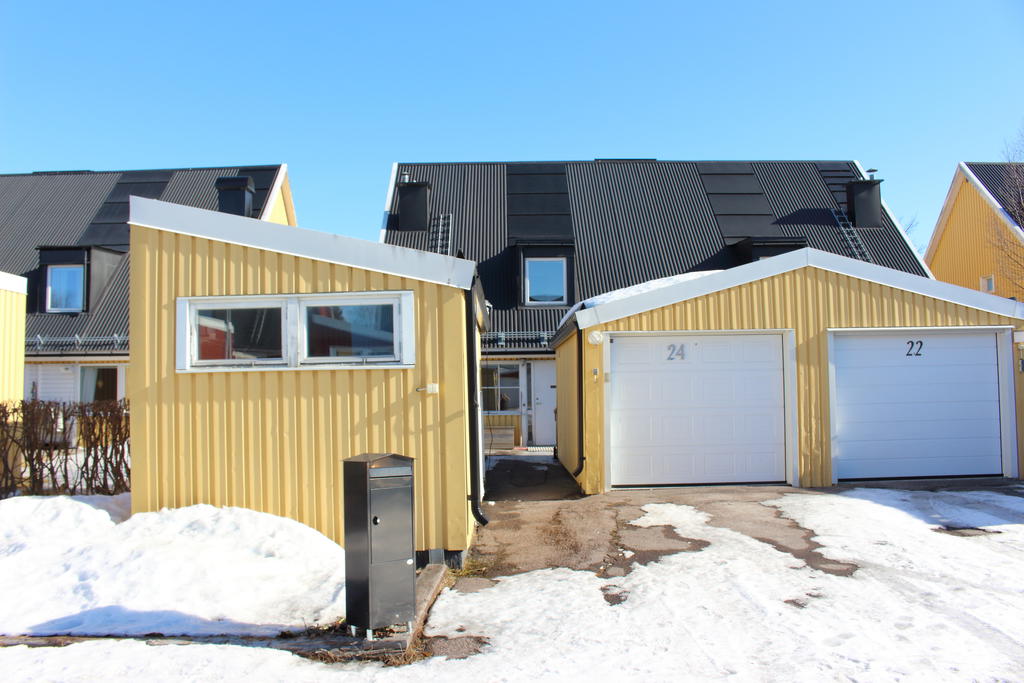 Garage med motordriven port