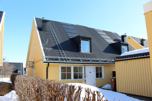 Solvindsvägen 24, ett välhållet parhus med fem rum och kök varav fyra sovrum