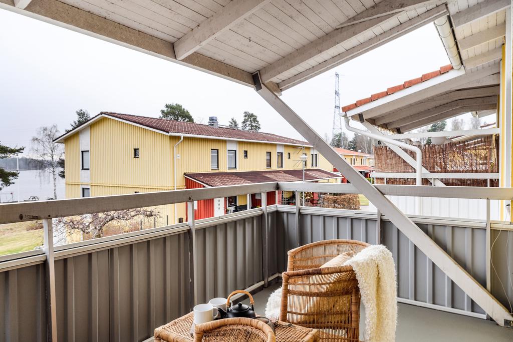 Stor takad balkong perfekt plats för morgonkaffet