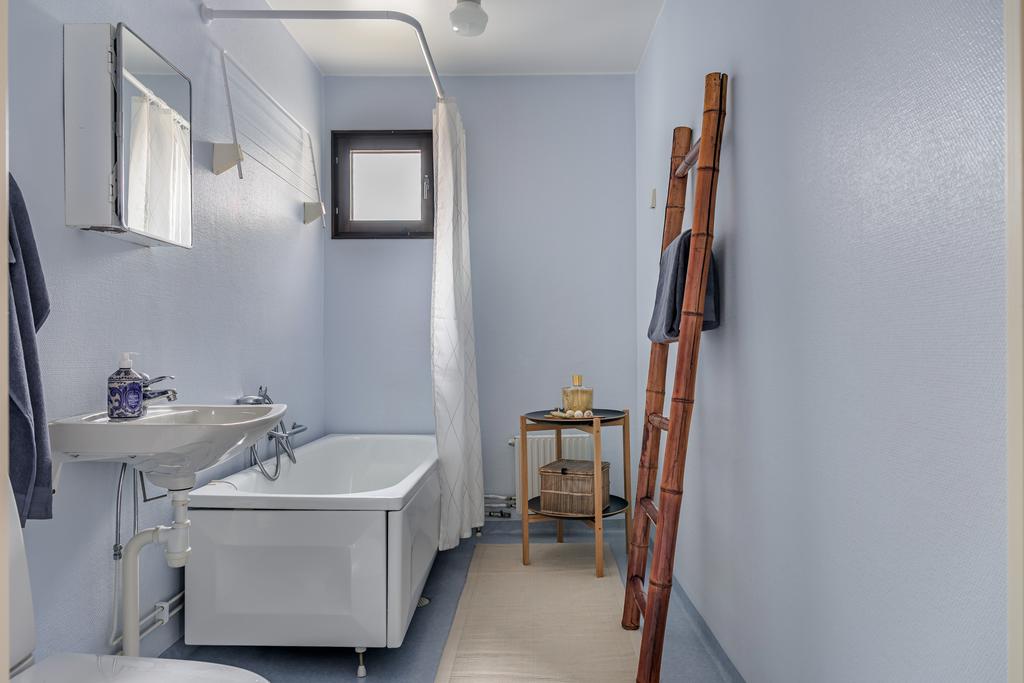 Fönster försett badrum med plats för tvättmaskin 