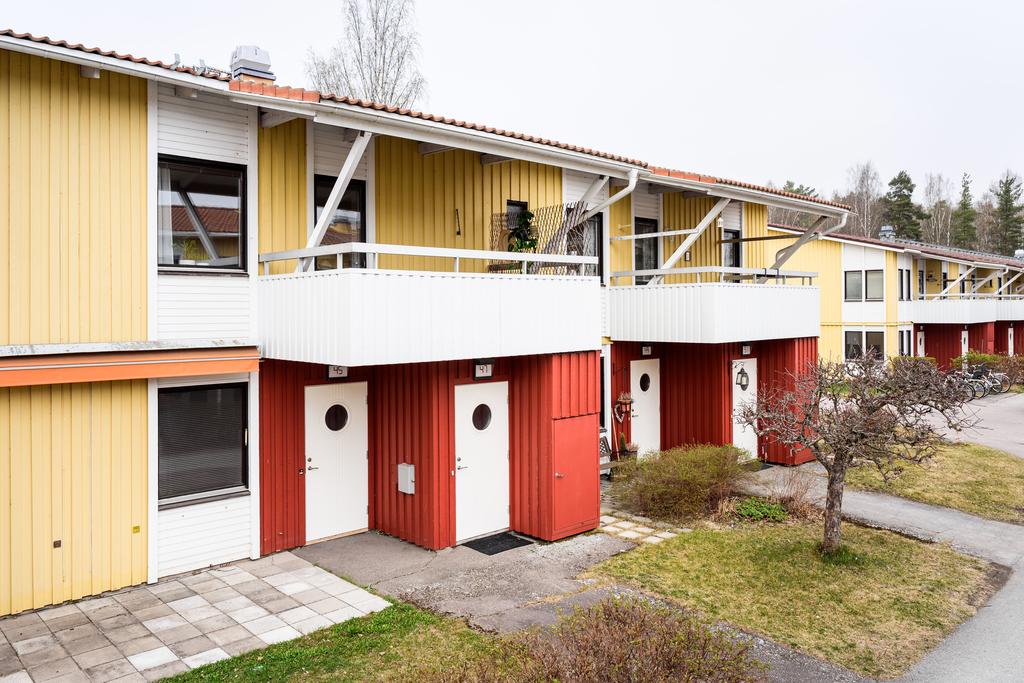 Stor balkong med vacker sjövy