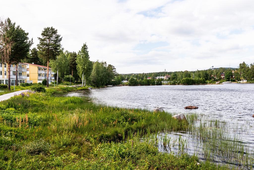 Vacker strandpromenad längs sjökanten in mot stan