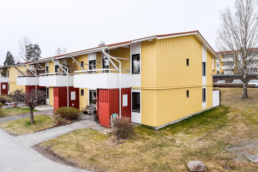 Radhuskänsla med egen entré i markplan