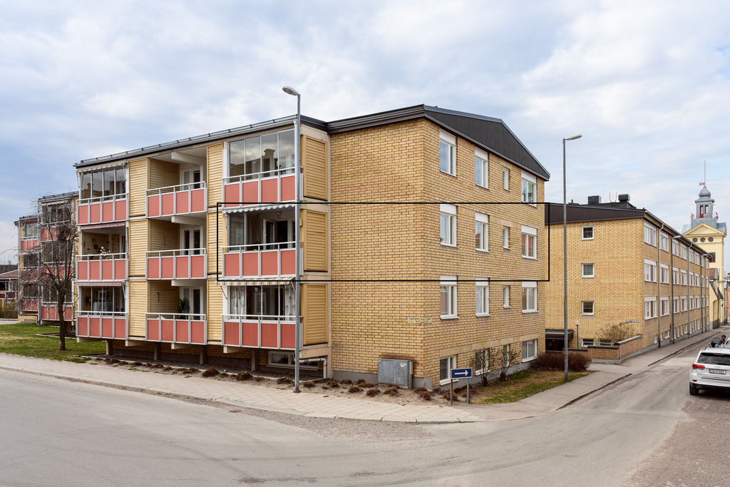 Välkommen till en stor fyrarummare med hiss, inglasad balkong och garageplats! 