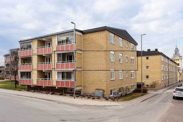 Välkommen till en stor fyrarummare med hiss, inglasad balkong och garageplats! 