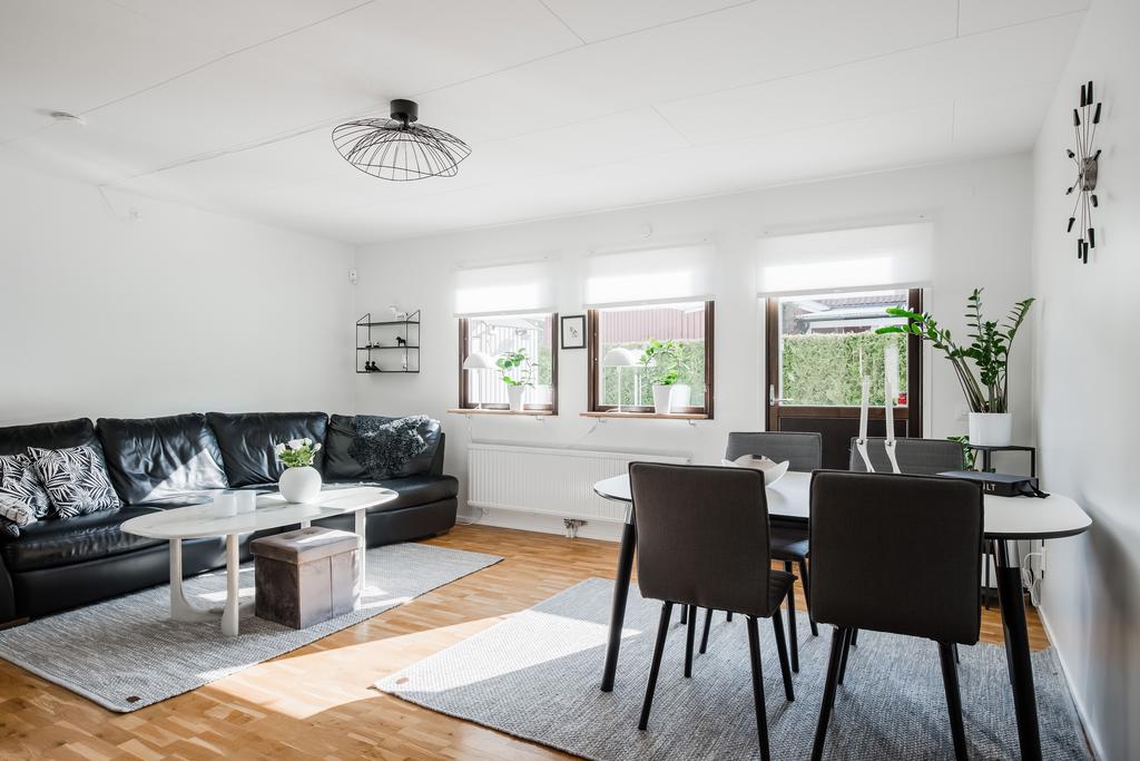 Vardagsrum med utgång till altanen