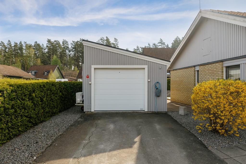 Fristående garage med värmepump och förrådsdel 