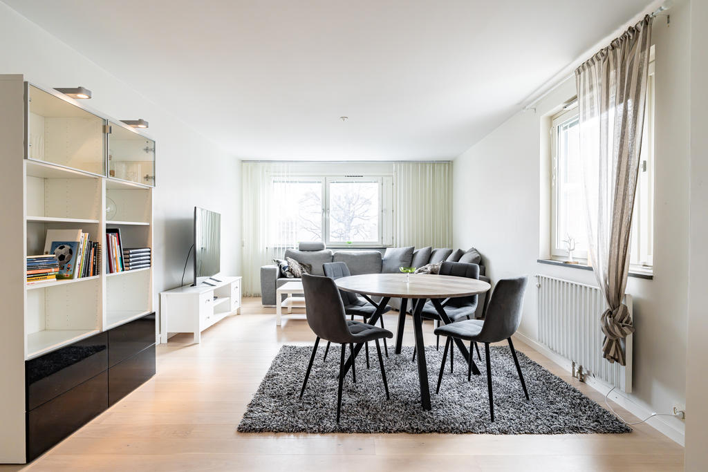 Stor vardagsrum med plats för att göra ett till sovrum om man önskar. 