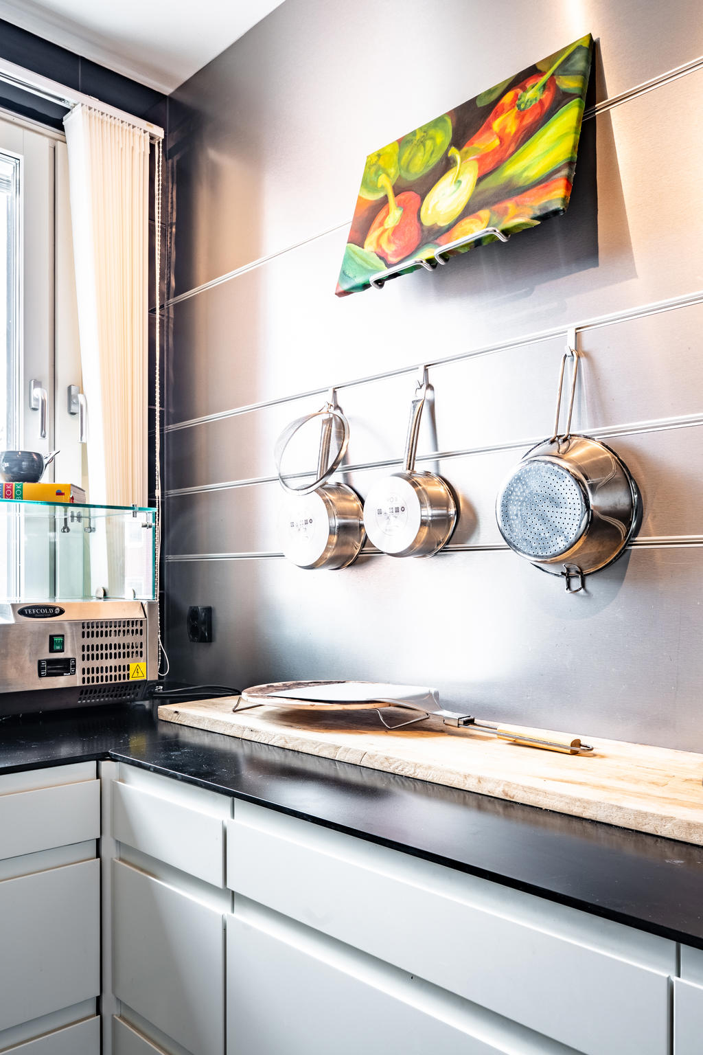 Dekorativ vägg med praktiska hängare.