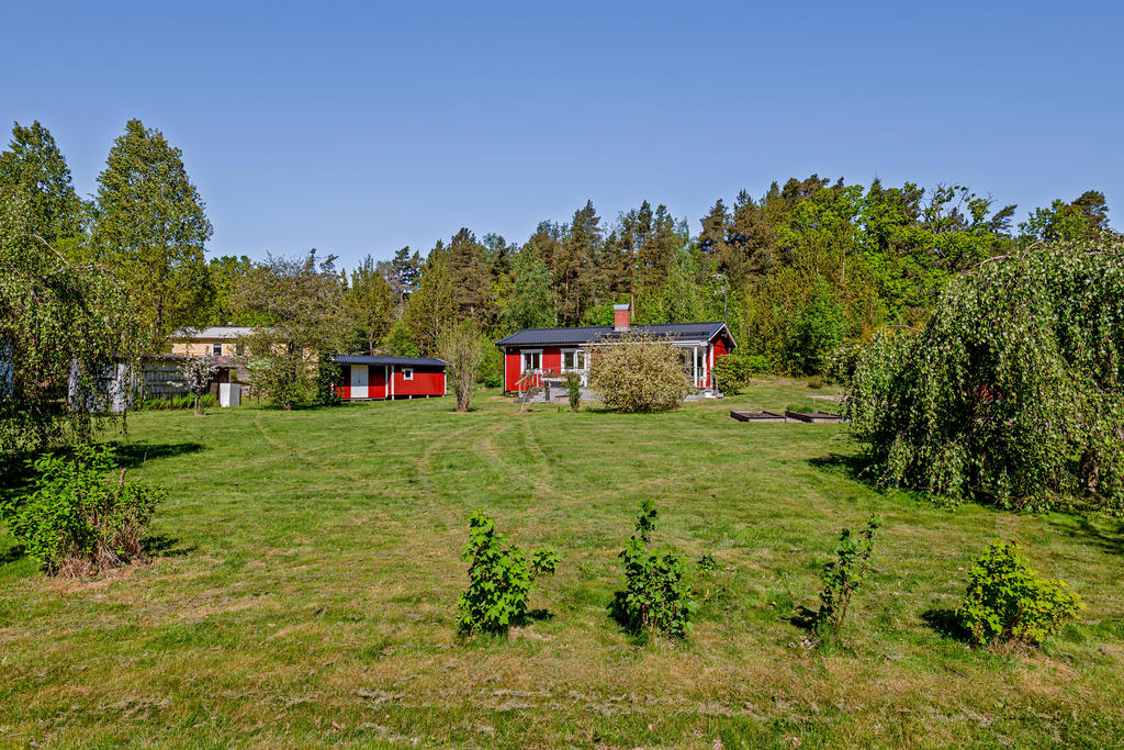 Härlig tomt att leka och odla på!