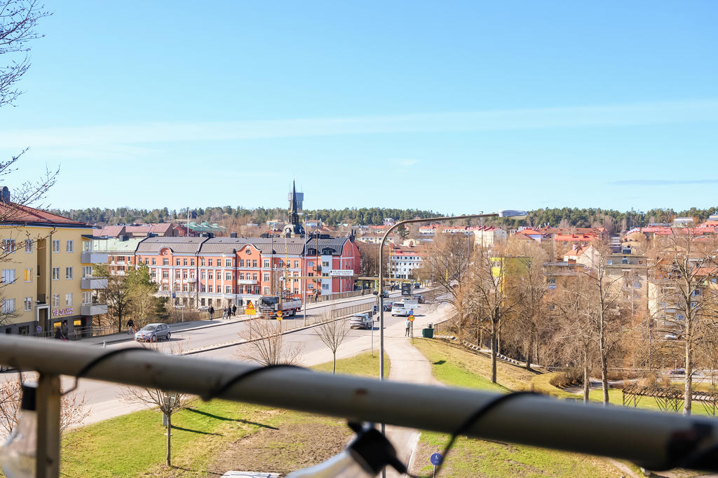 Utsikt från balkongen med solläge hela dagen