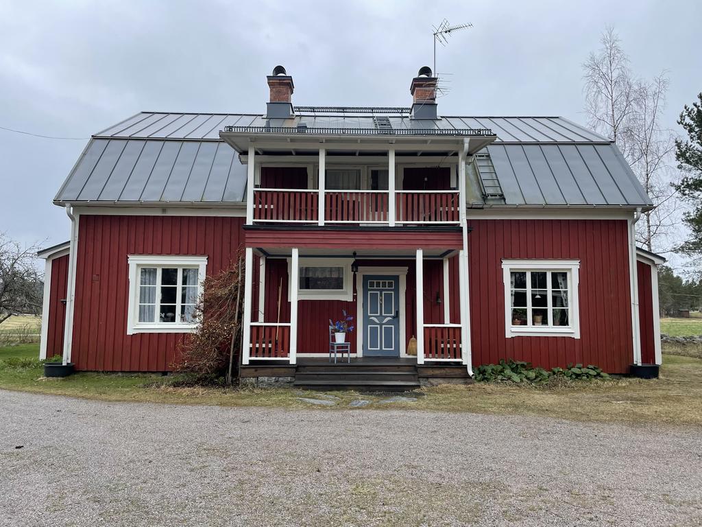 Stort hus med en lägenhet per plan. 