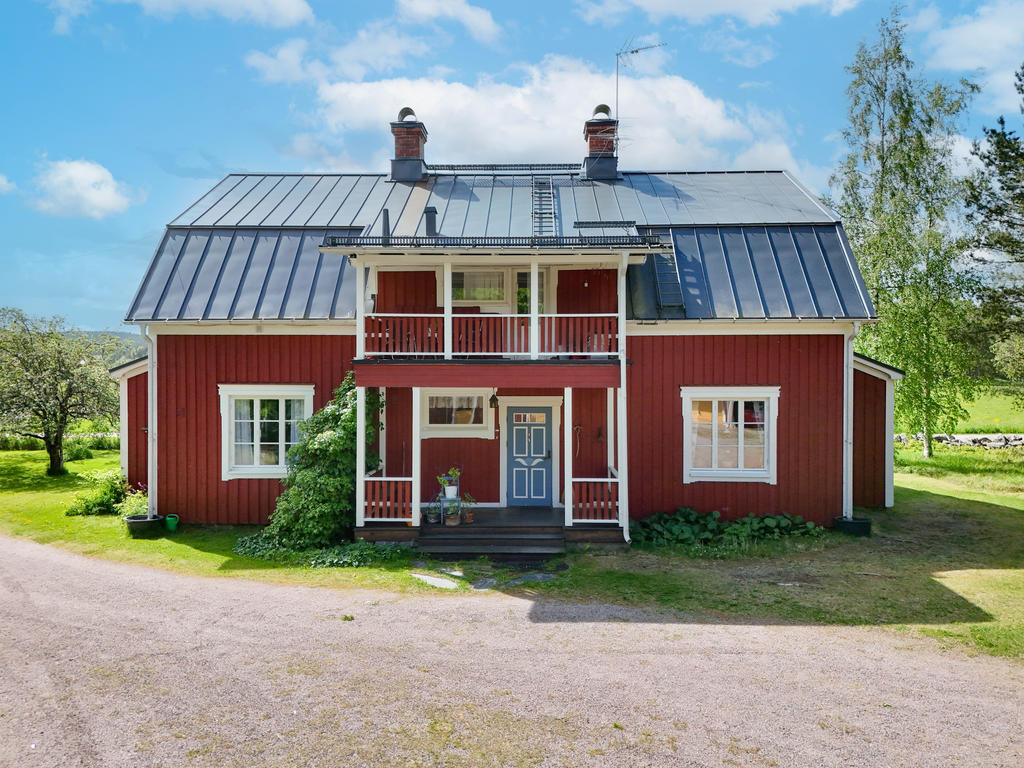 Fasad i norr med balkong över entrén. 